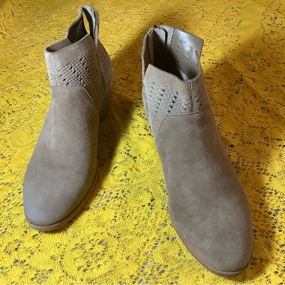 Vince Camuto Shoes - Vince Camuto ankle boots size 8 M